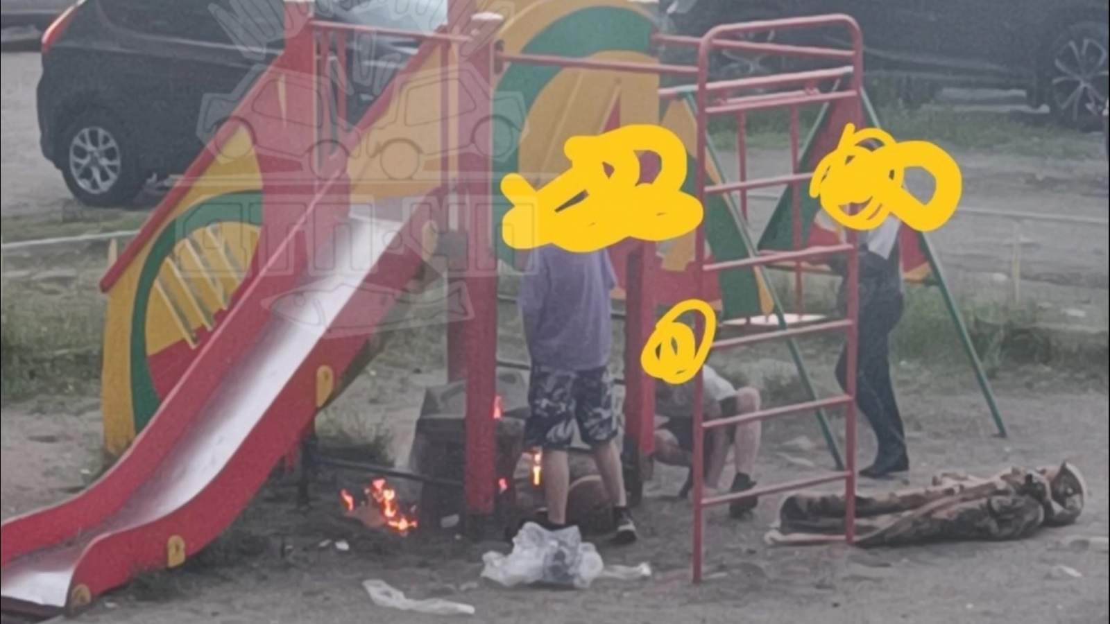 В Мурманске дети запалили костёр на детской площадке