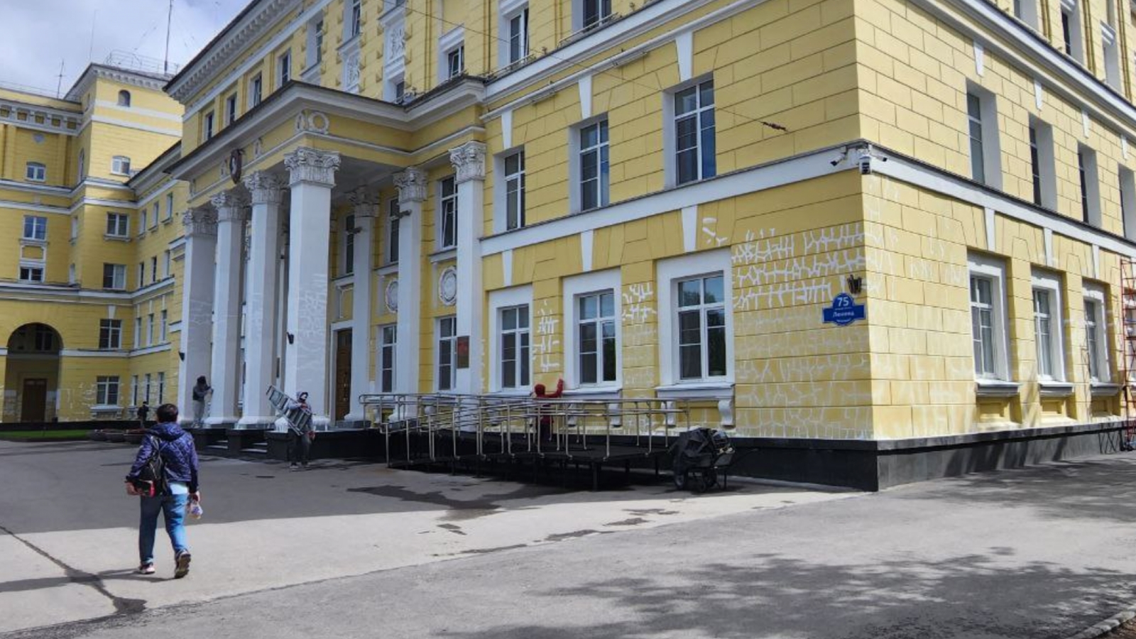 Здание правительства в Мурманске покрылось узором