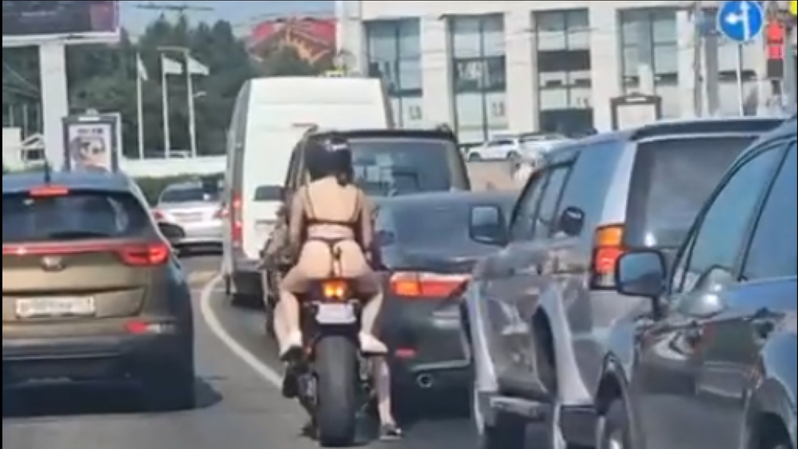 В Мурманске на мотоцикле катается девушка в бикини [видео]