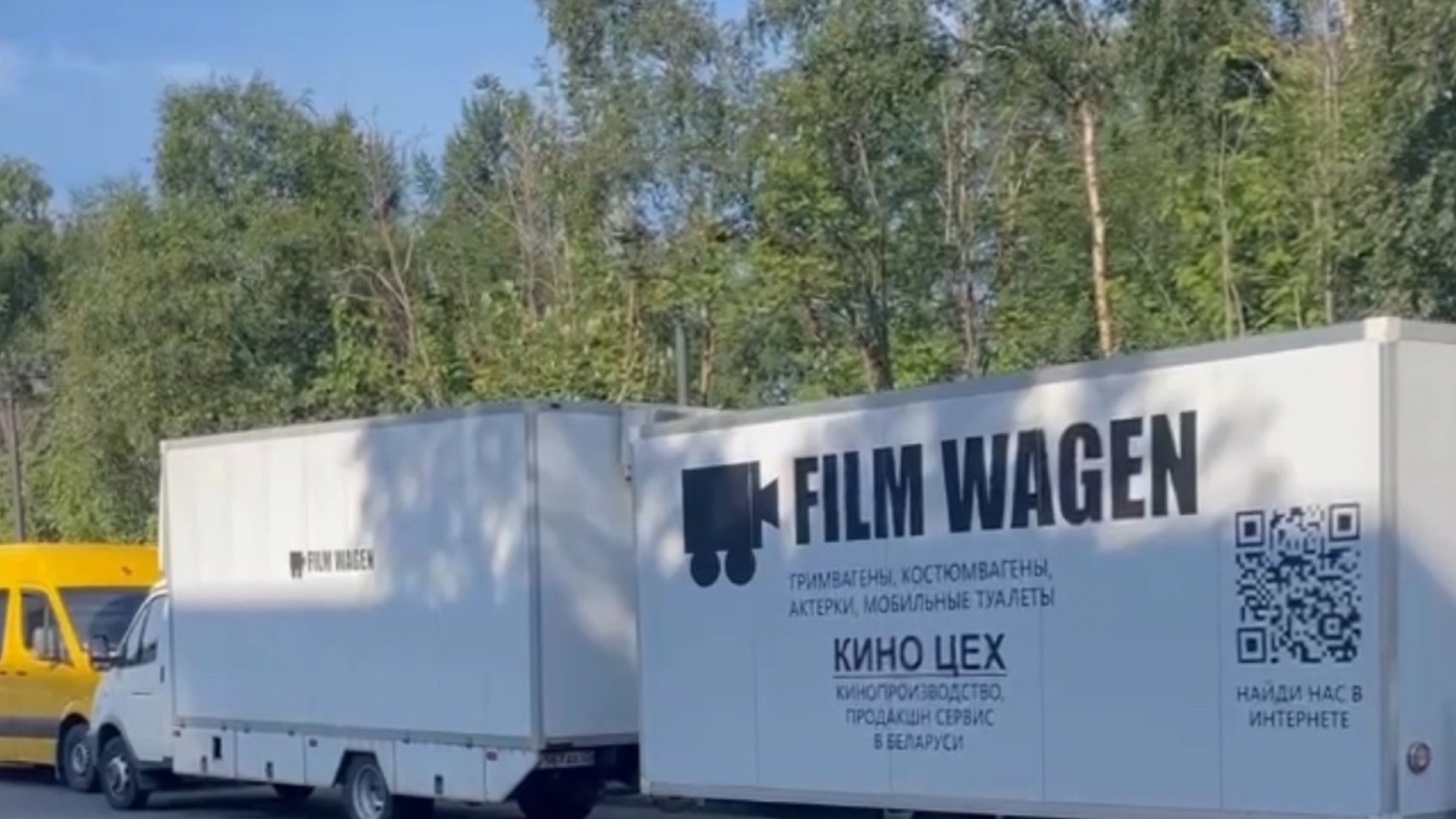 Киносъёмочные фургоны замечены в центре Мурманска 