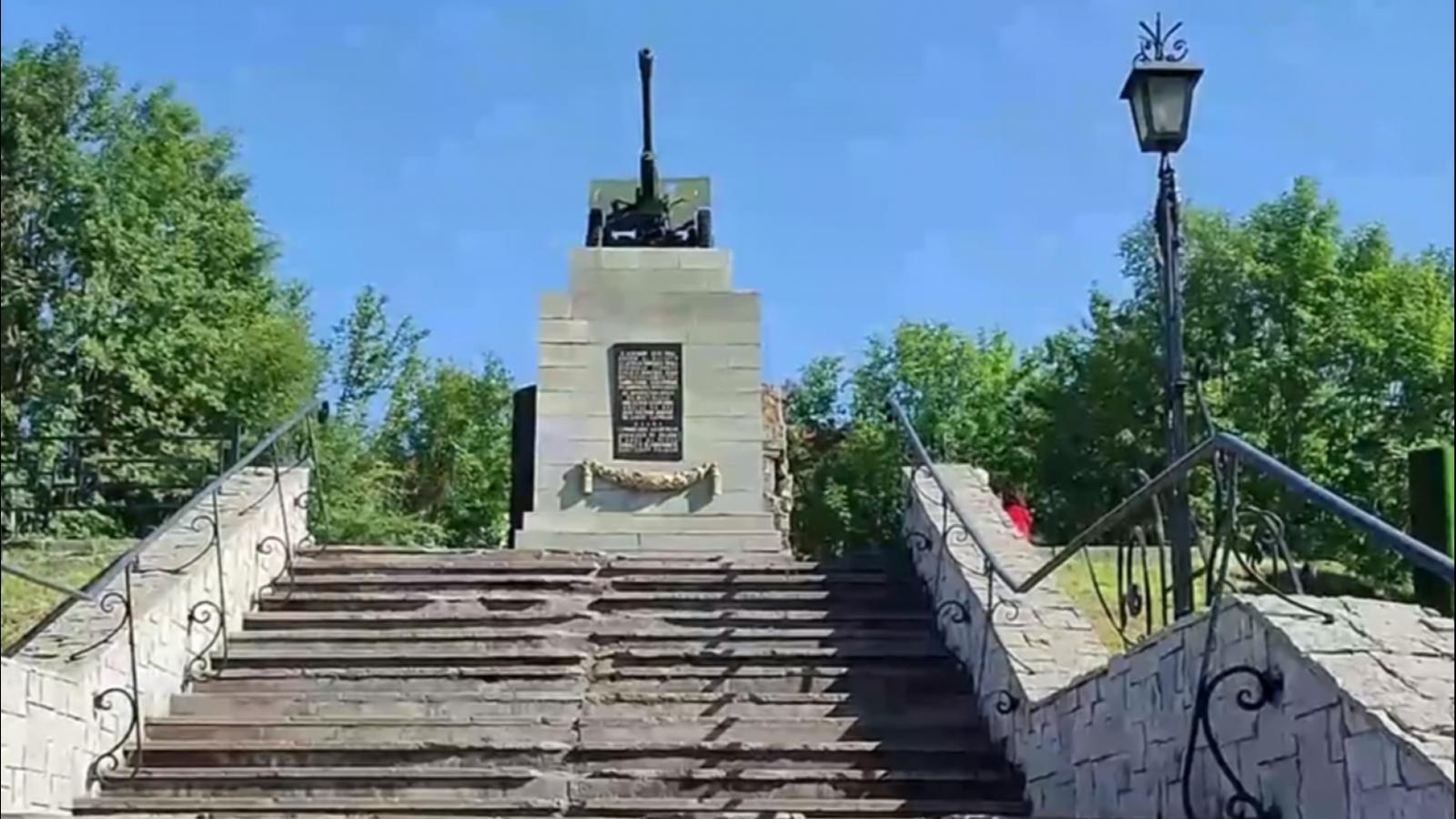 В Мурманске рушится военный мемориал