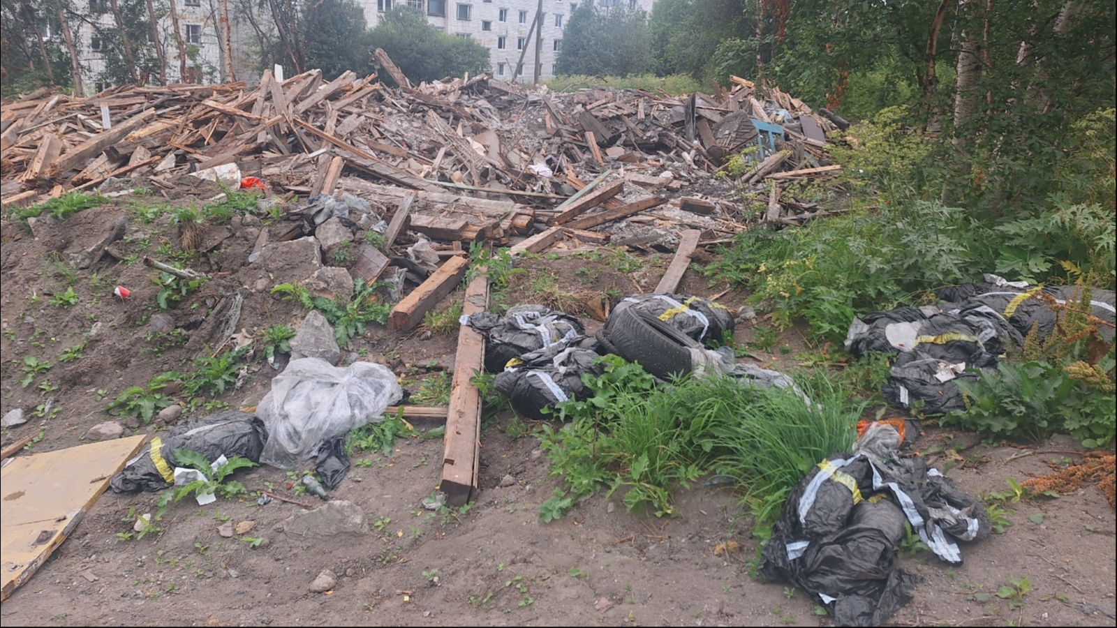 Отходы от сноса «деревяшки» в Мурманске в обещанный срок не убрали