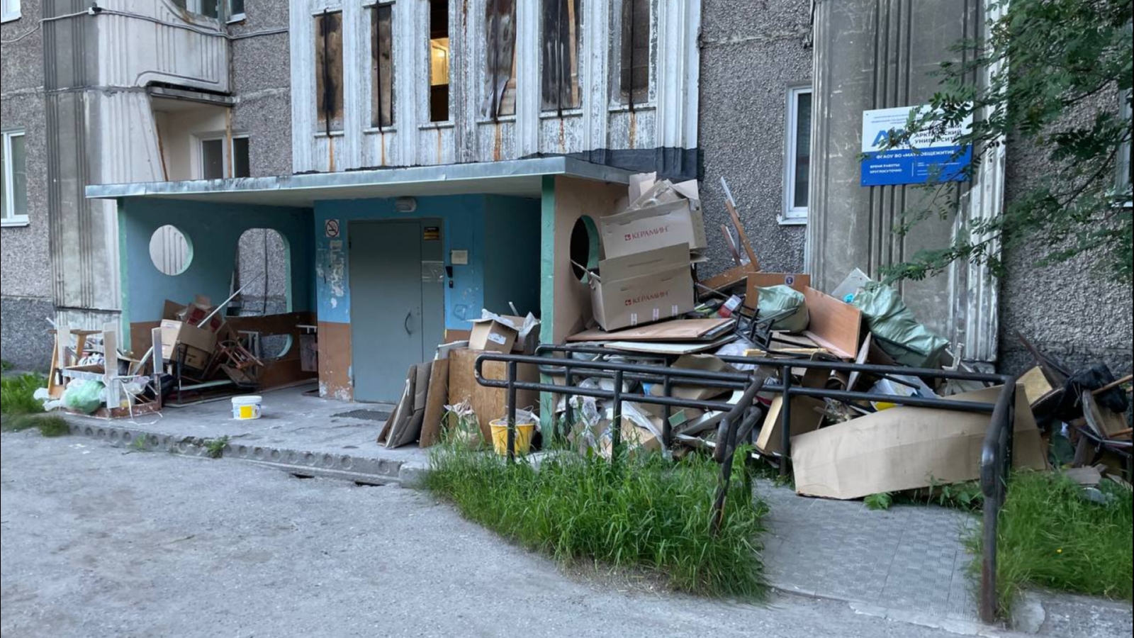 Вход в мурманское общежитие завален строительным мусором
