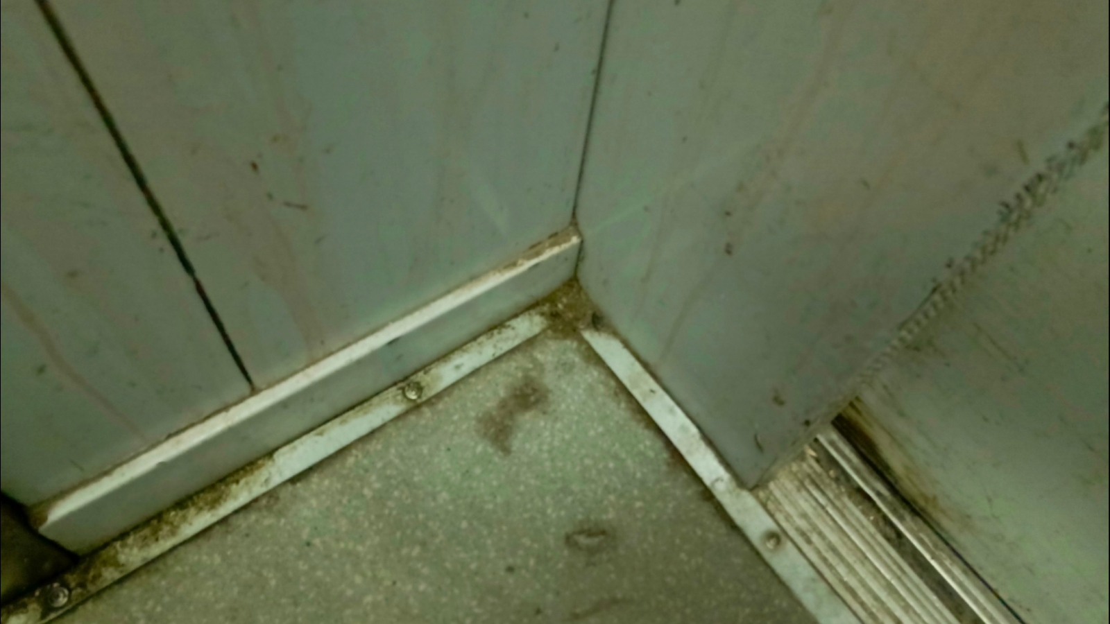 Жители дома в Ковдоре боятся ездить в лифте