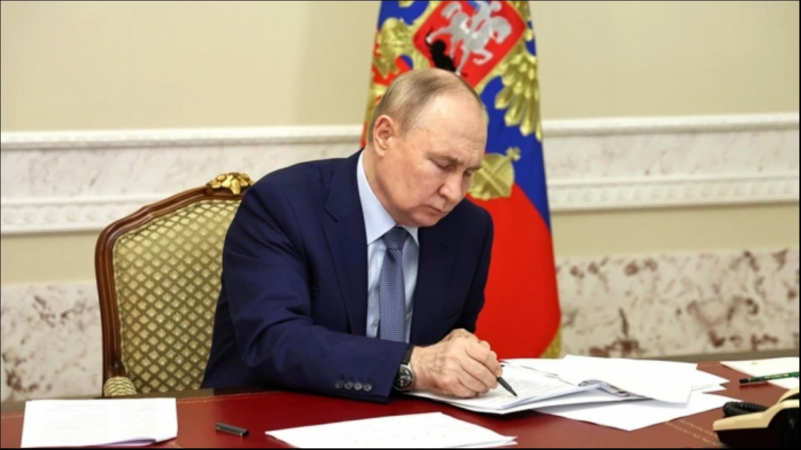 Путин наградил пятерых северян государственными наградами