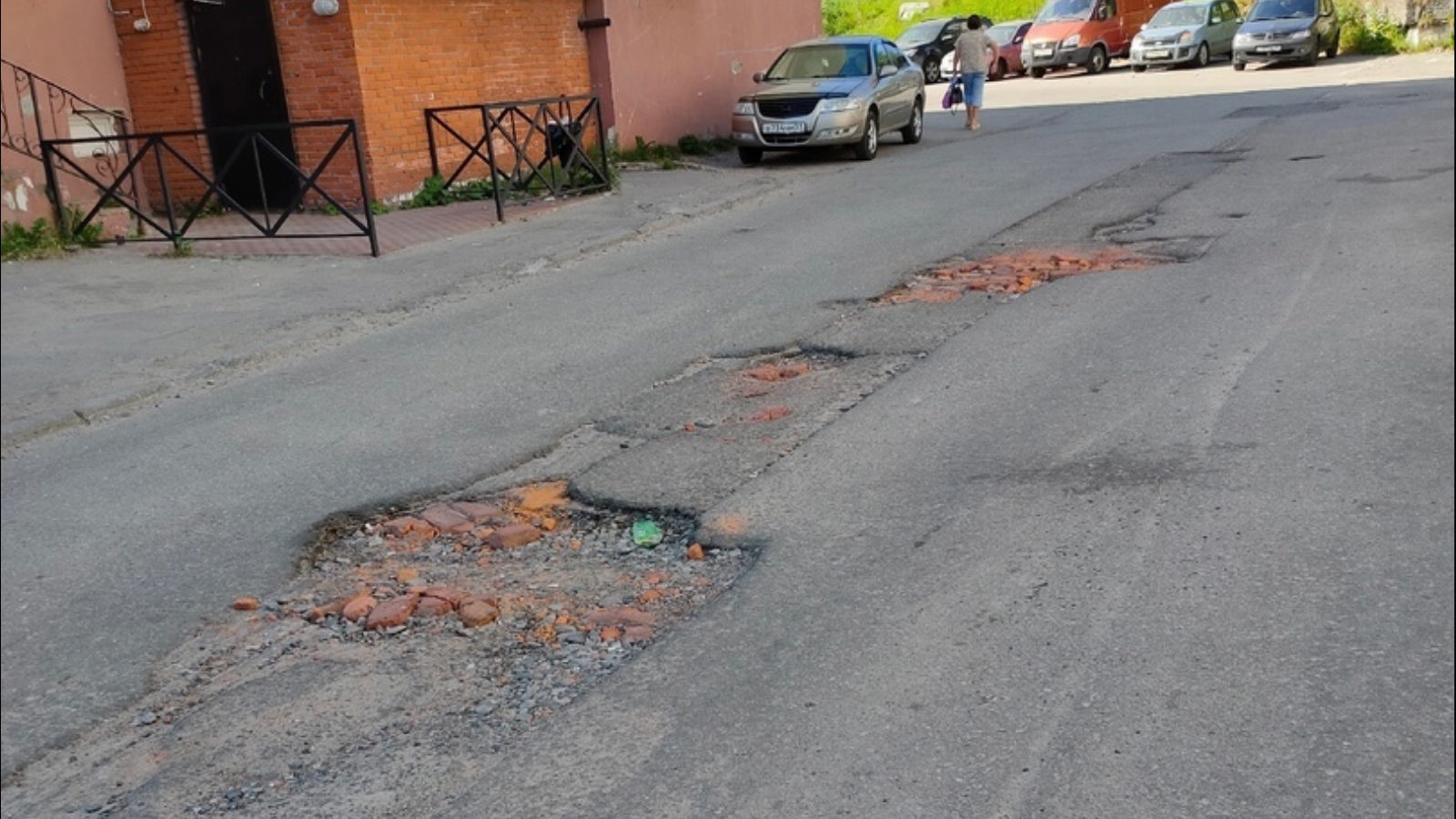 В Североморске второй год не могут отремонтировать заделанную кирпичами дорогу