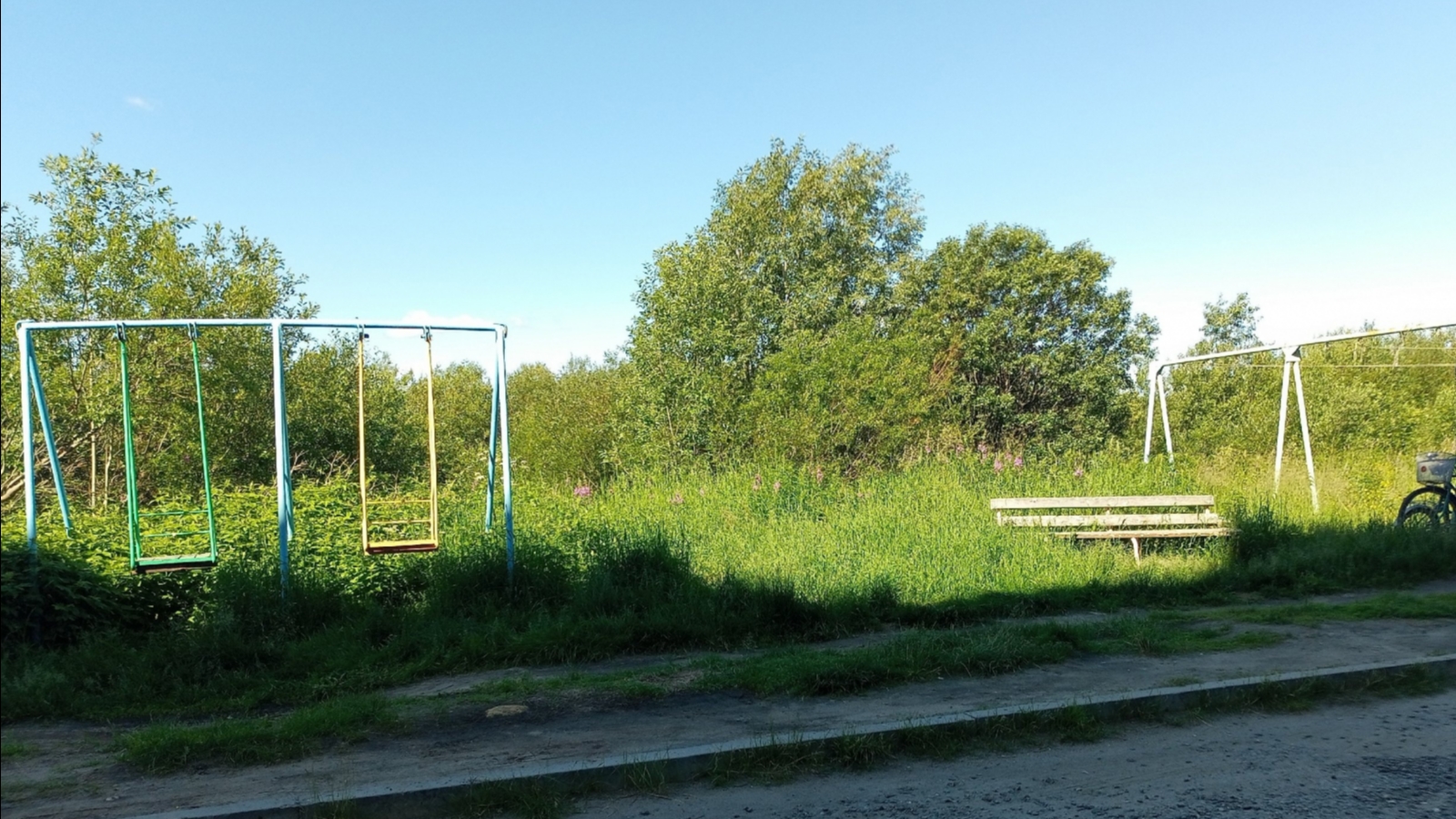 Жители Ловозера негодуют: Детская площадка утонула в траве
