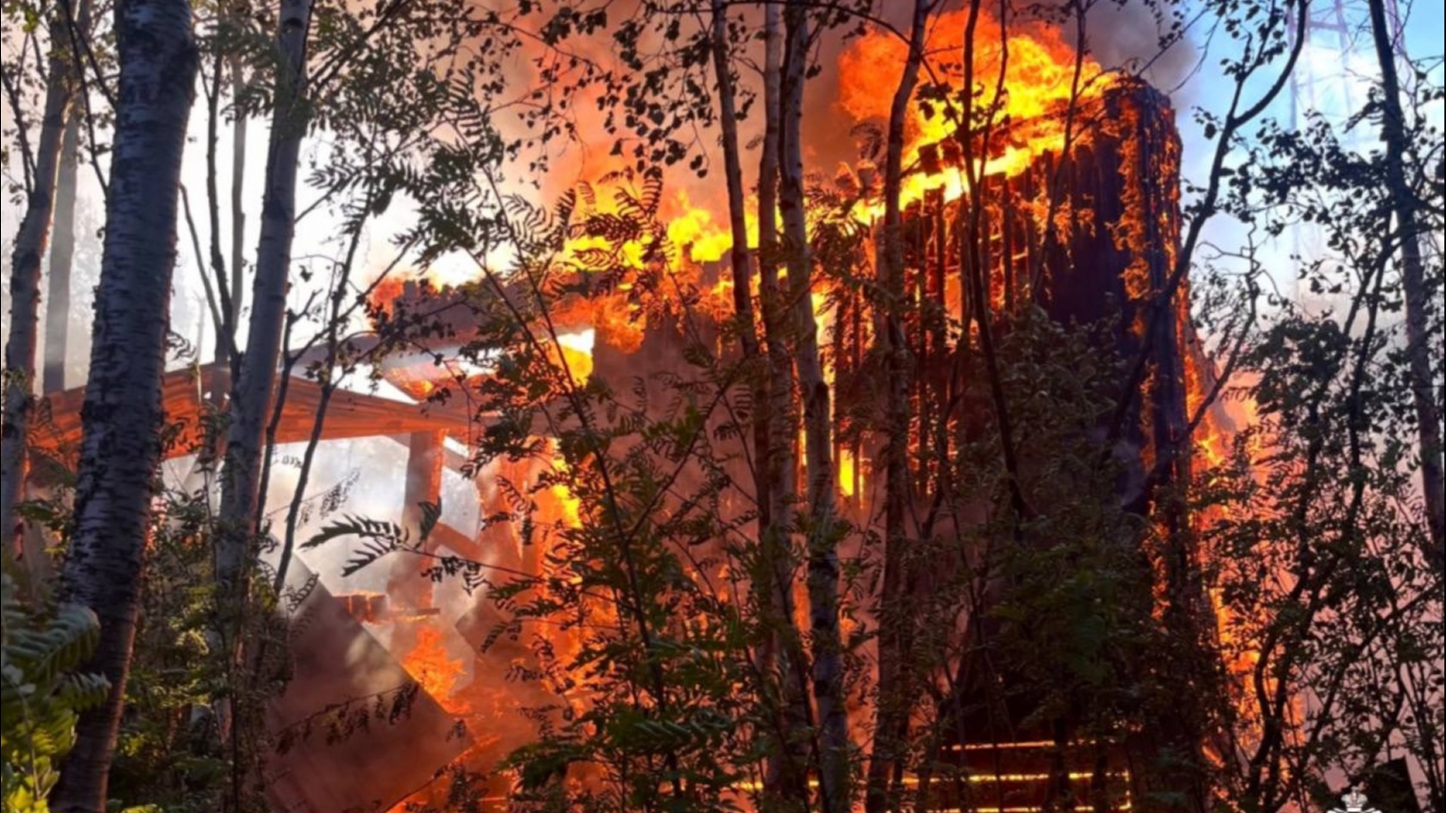 В Мурманске полностью сгорел жилой дом