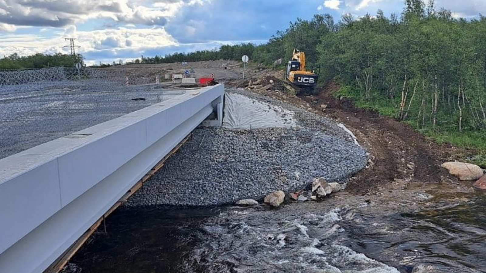 Дорожники показали строительство моста через Канентьявр