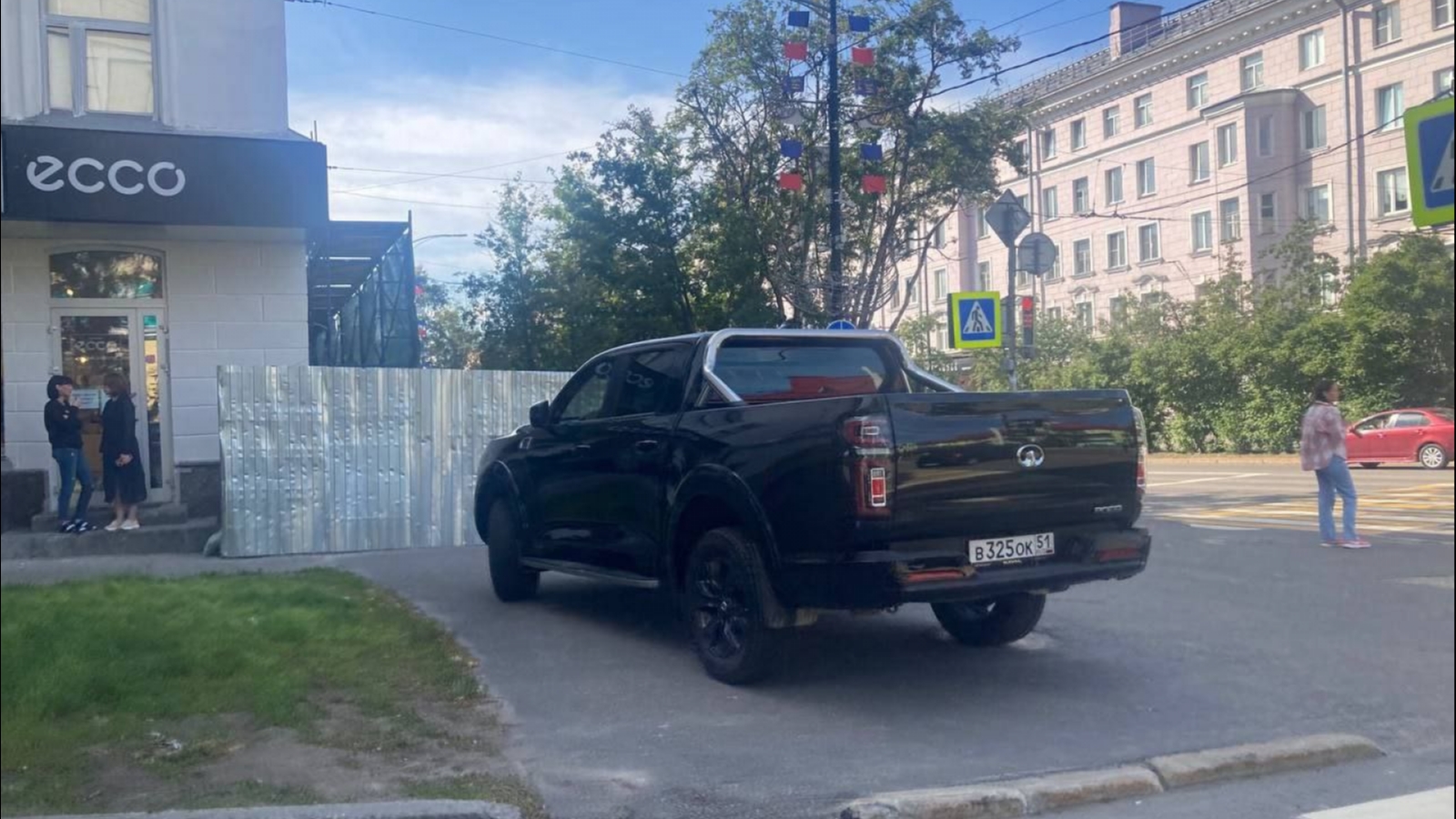 Мурманская Госавтоинспекция не оценила парковку джипа на тротуаре в Мурманске