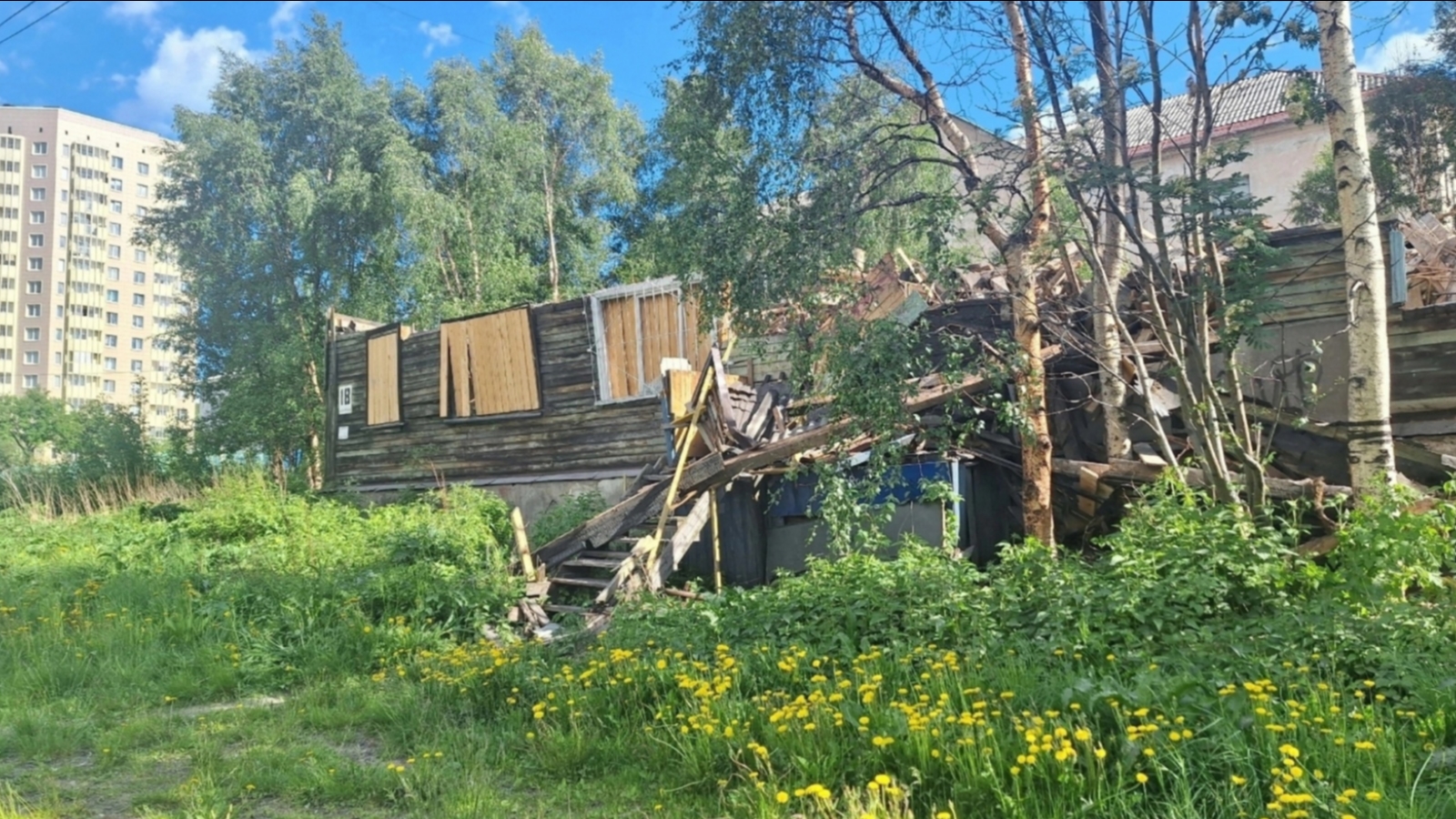 Невывезенные отходы от сноса «деревяшки» в Мурманске пообещали убрать