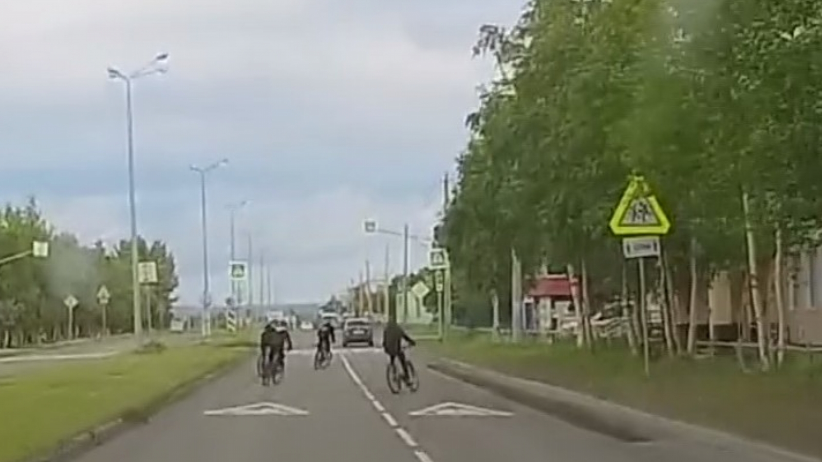 Подростки на велосипедах опасно гоняют по дороге в Апатитах