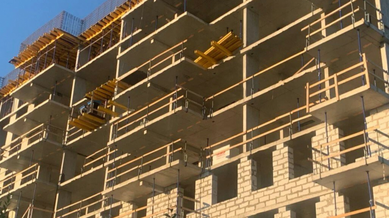 Рабочим разрешили шуметь при строительстве дома в Мурманске