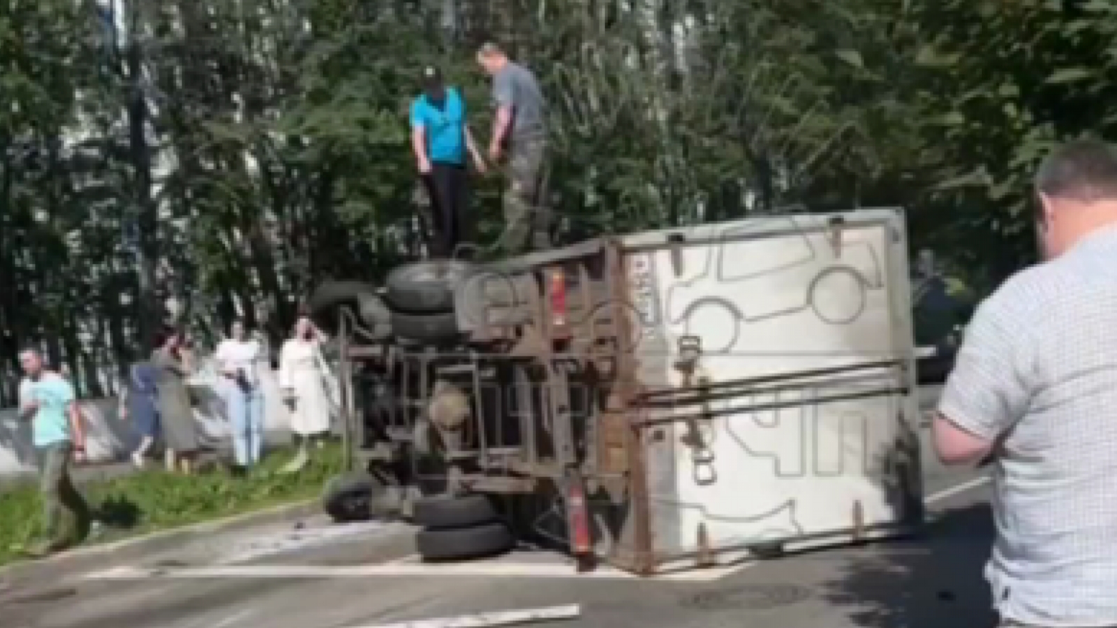 В центре Мурманска перевернулся грузовик [видео]