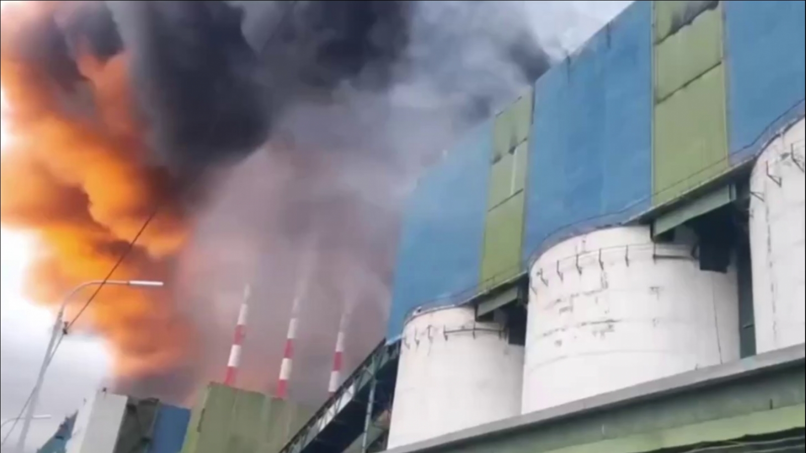 В Кировске потушили крупный пожар на промышленном складе [видео]