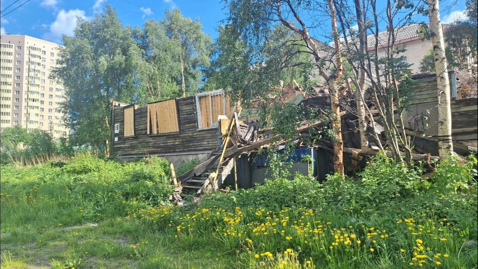 Отходы от сноса «деревяшки» в Мурманске не вывозят месяц
