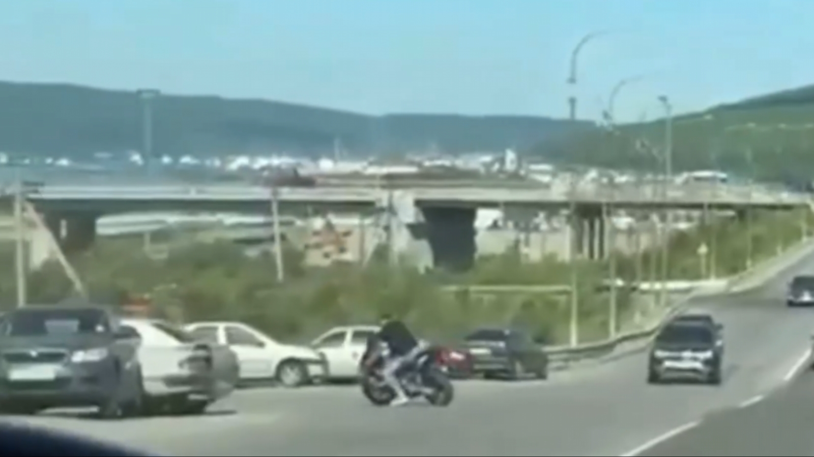 Мурманский мотоциклист гонял без шлема и прав [видео]