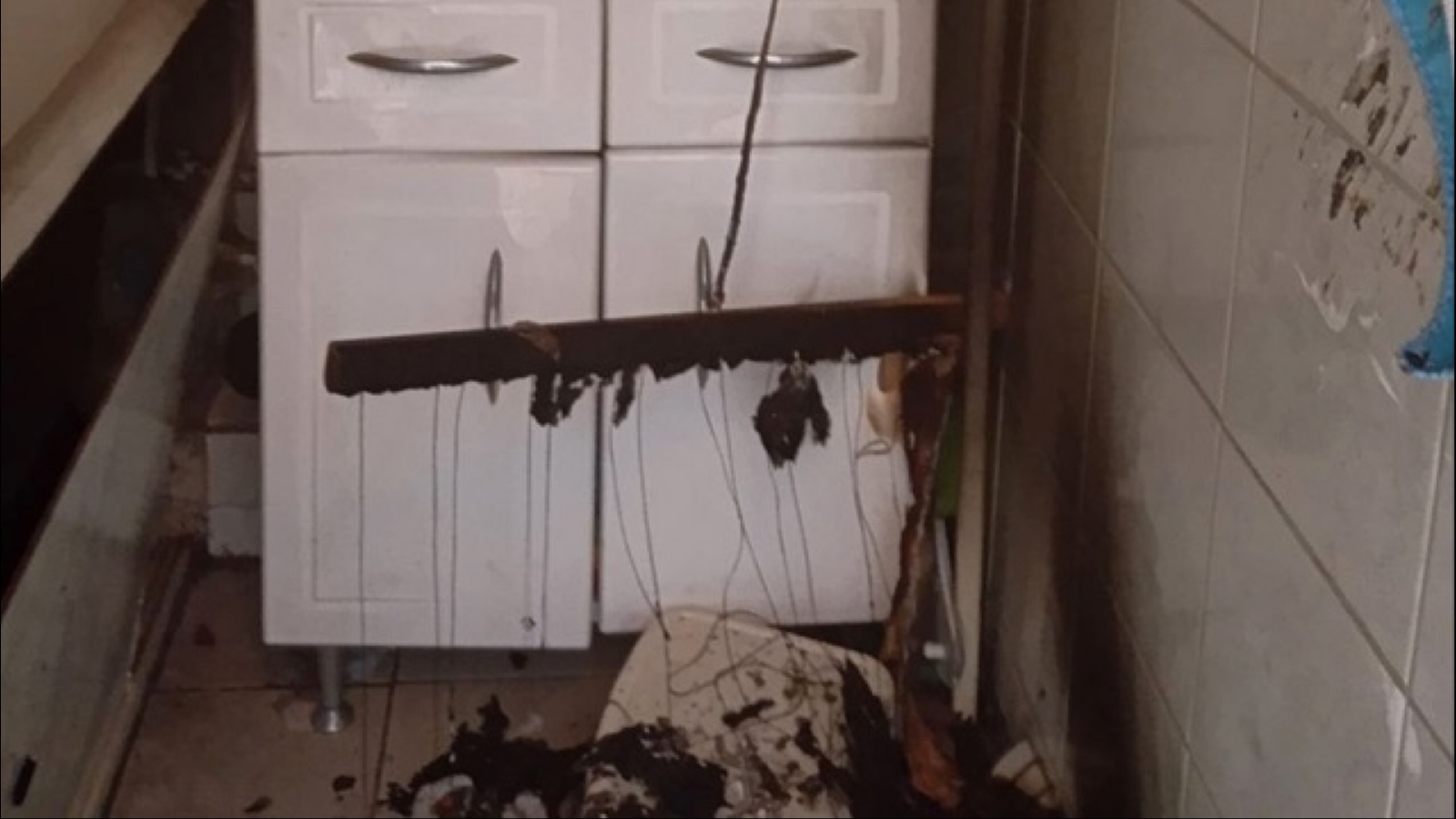 В Мурманске девять пожарных тушили постельное бельё в ванной