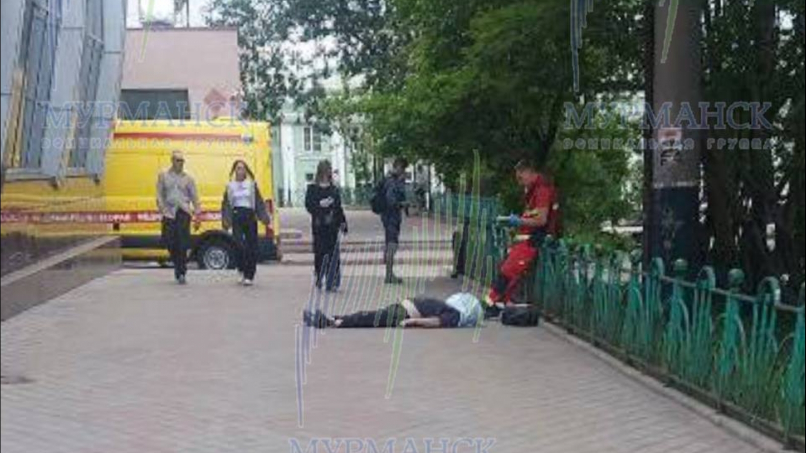 Соцсети: В центре Мурманска умер человек