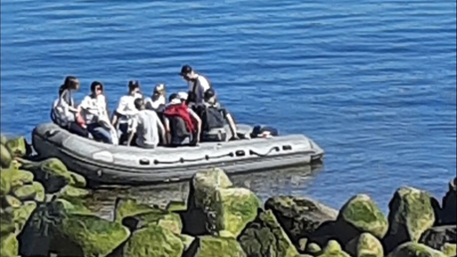 В Териберке туристов катают на надувных лодках без жилетов