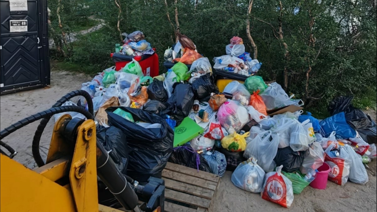 Ситуация у озёр Заполярья: Пляжники ушли, мусор остался