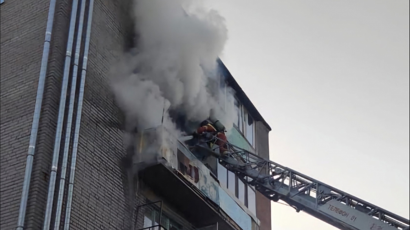 В пятиэтажке Кировска потушили пожар на балконе
