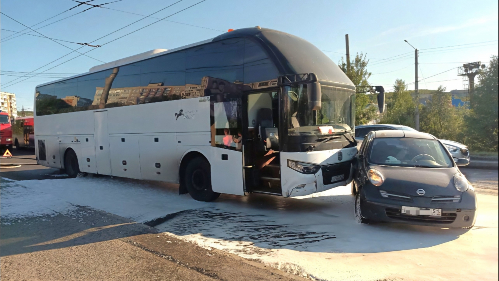 В Мурманске столкнулись автобус и иномарка