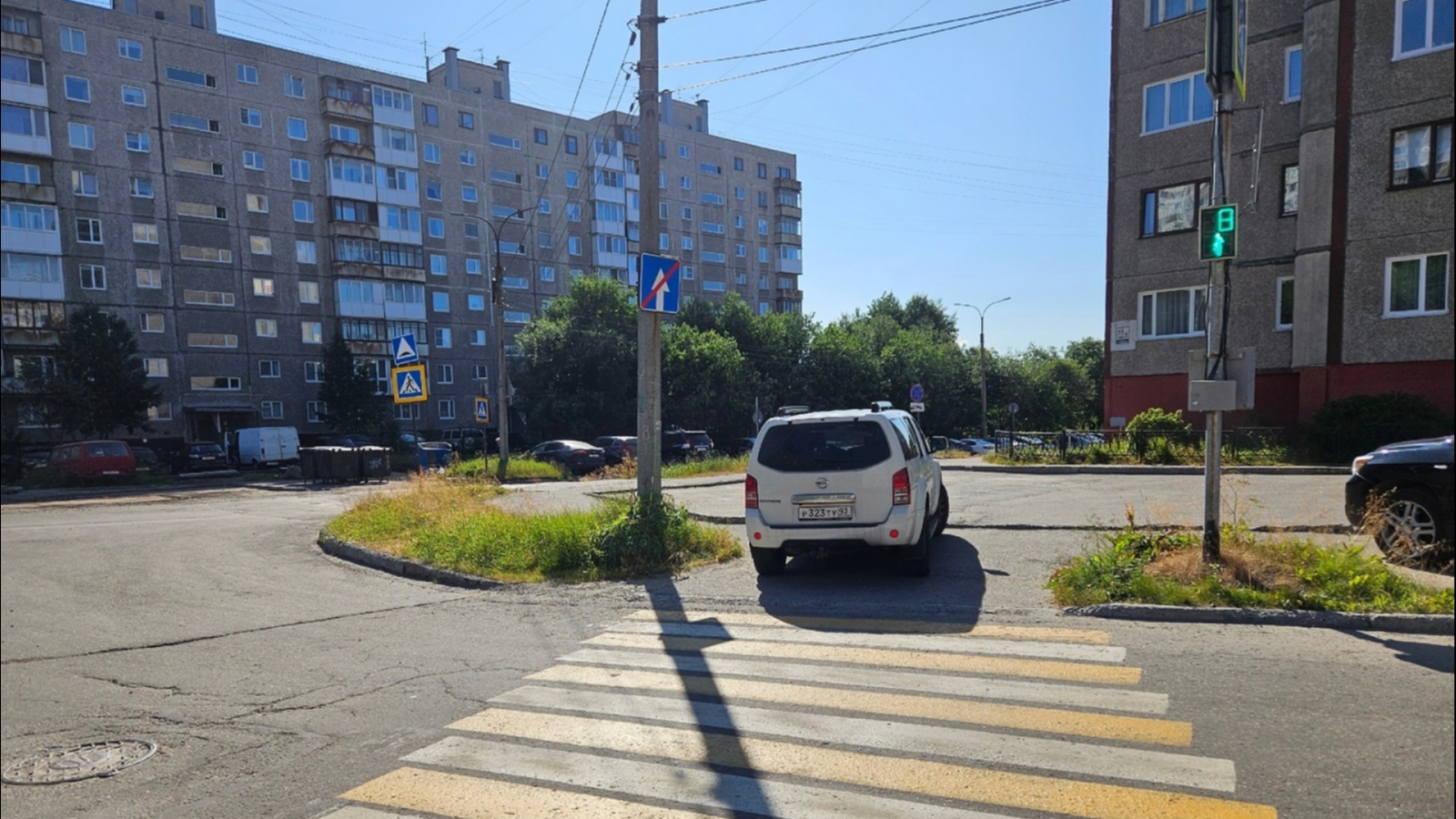 В Мурманске водитель с Кубани припарковался на тротуаре
