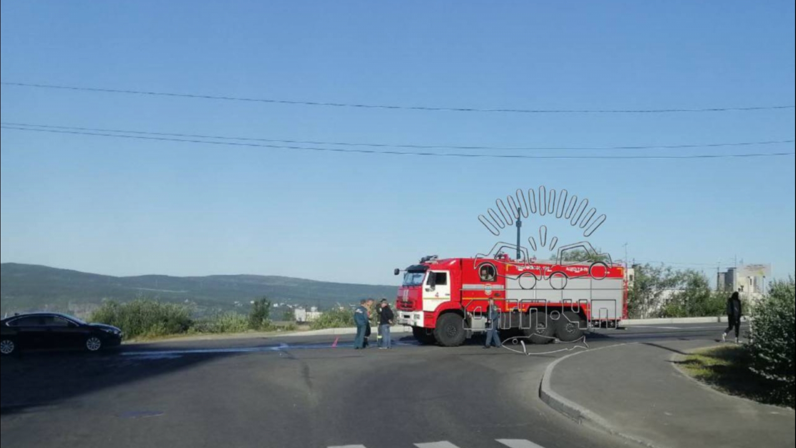 На перекрестке в Мурманске столкнулись пожарная машина и легковушка