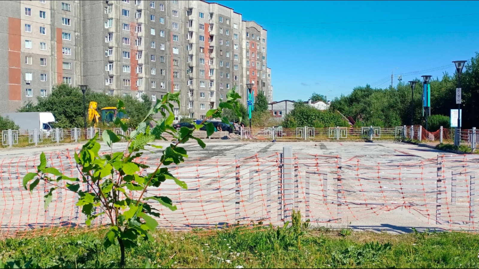 Детская площадка у Ждущей  в Мурманске в срок не сдана