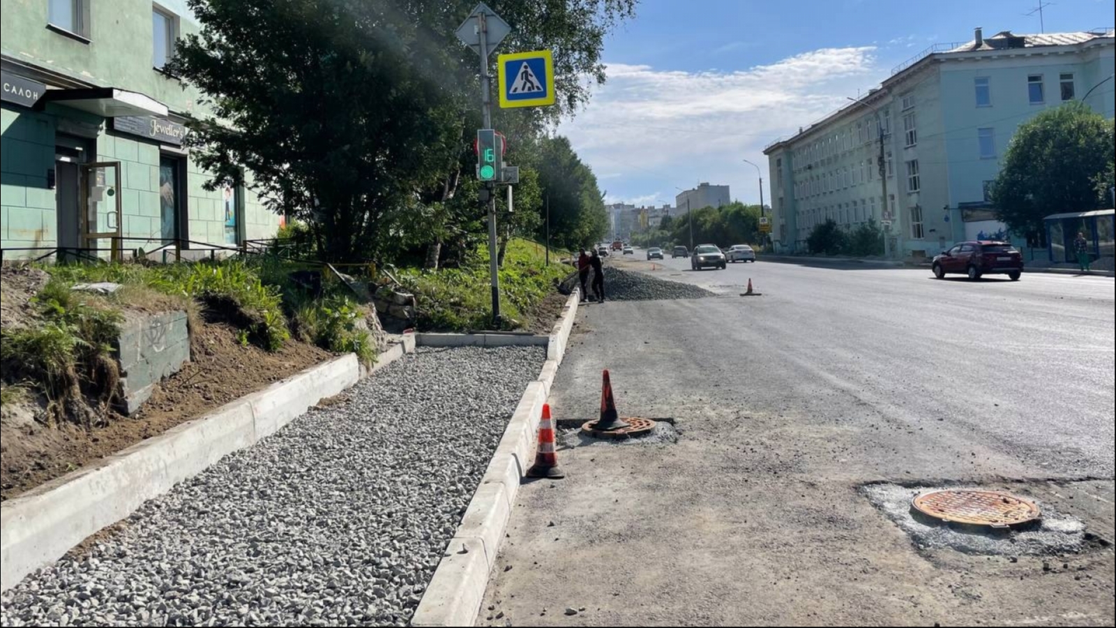 На улице Папанина обновляют тротуары и дорожное покрытие