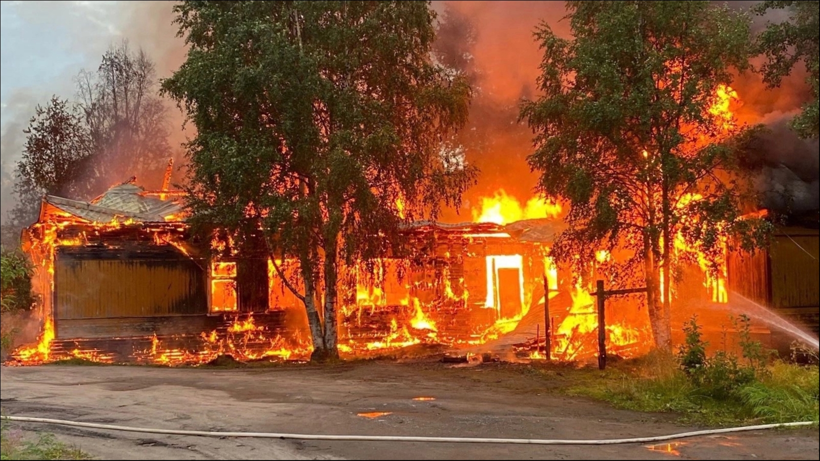 В Умбе горела бывшая поликлиника