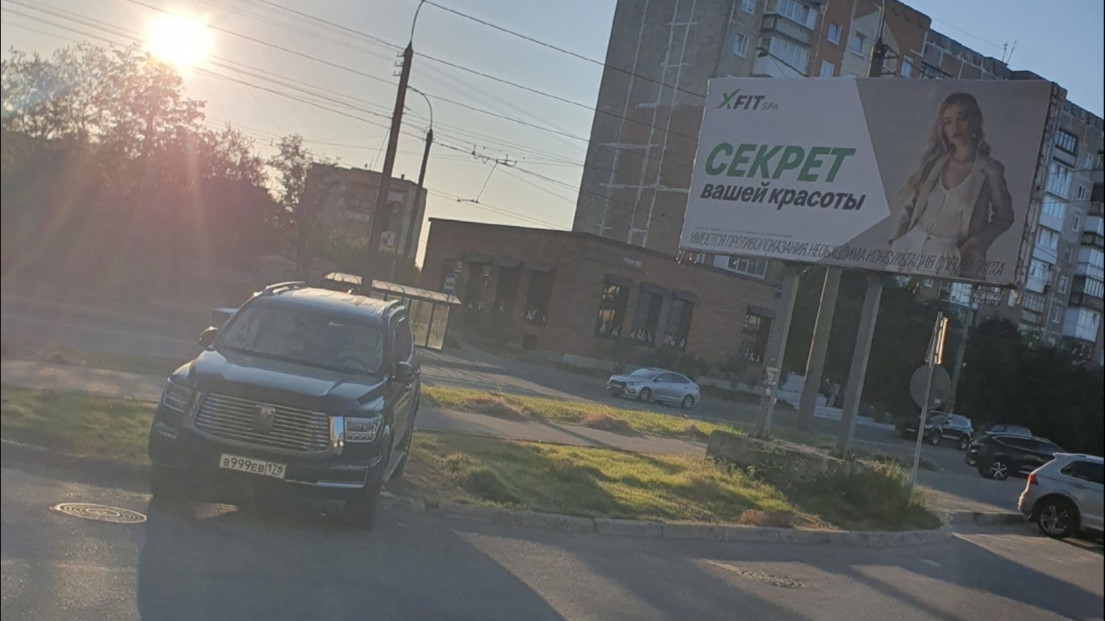 Петербуржец на пустой парковке поставил машину на газон