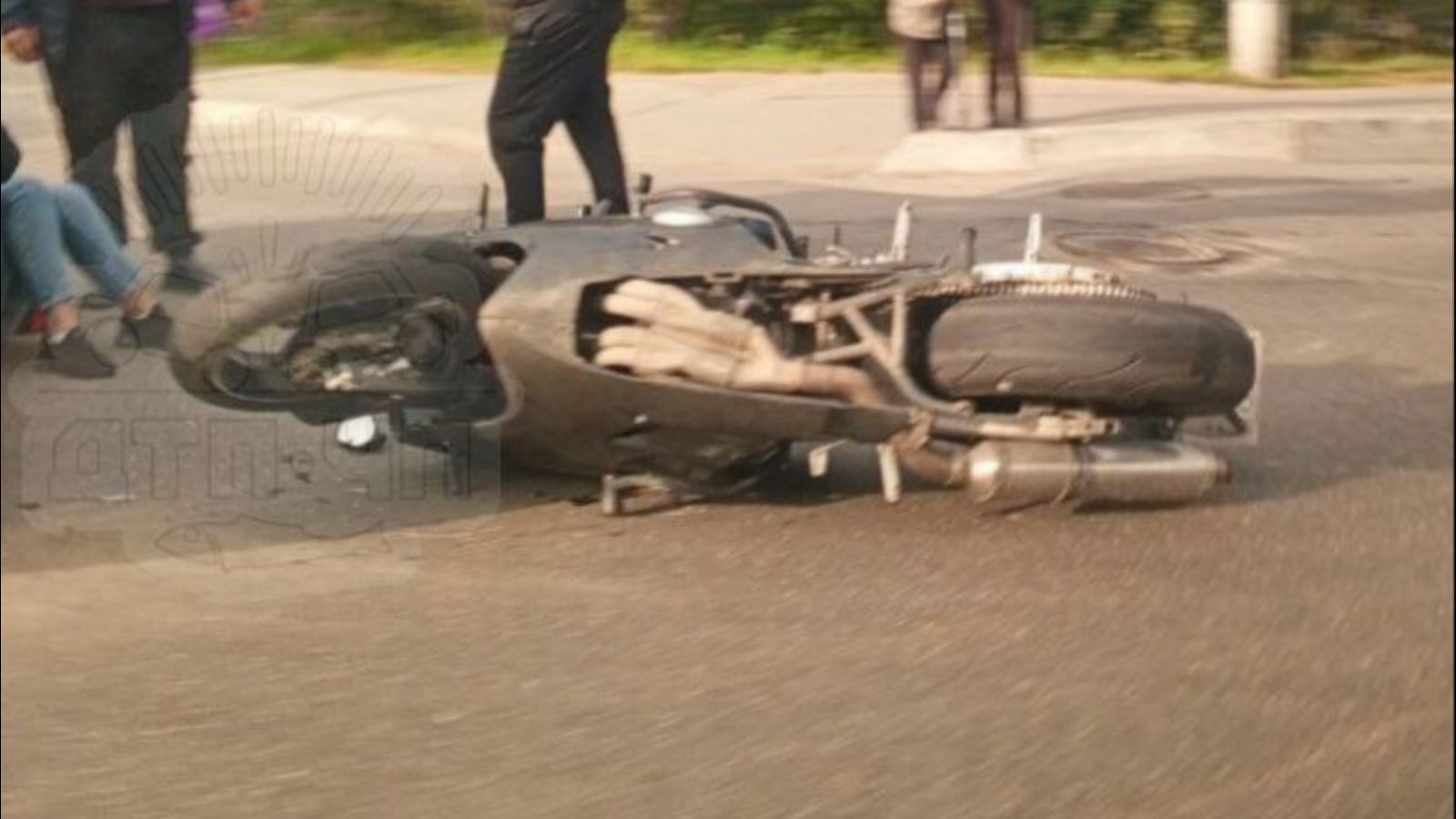 Девушка на мотоцикле столкнулась с машиной в Мурманске