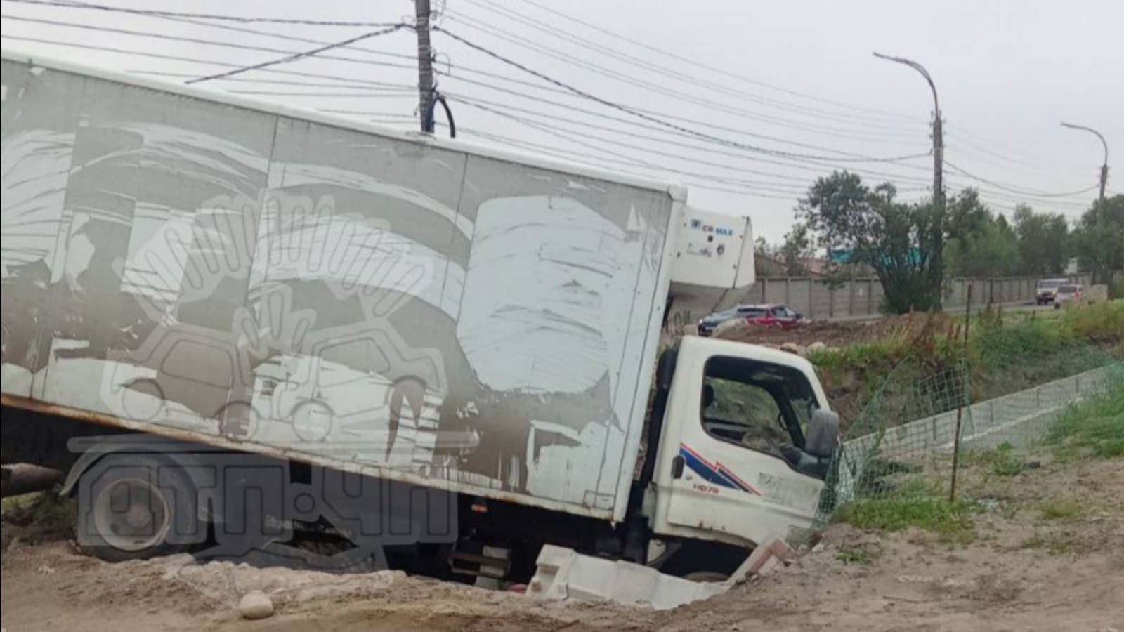 В Мурманске неудачно припарковался грузовичок