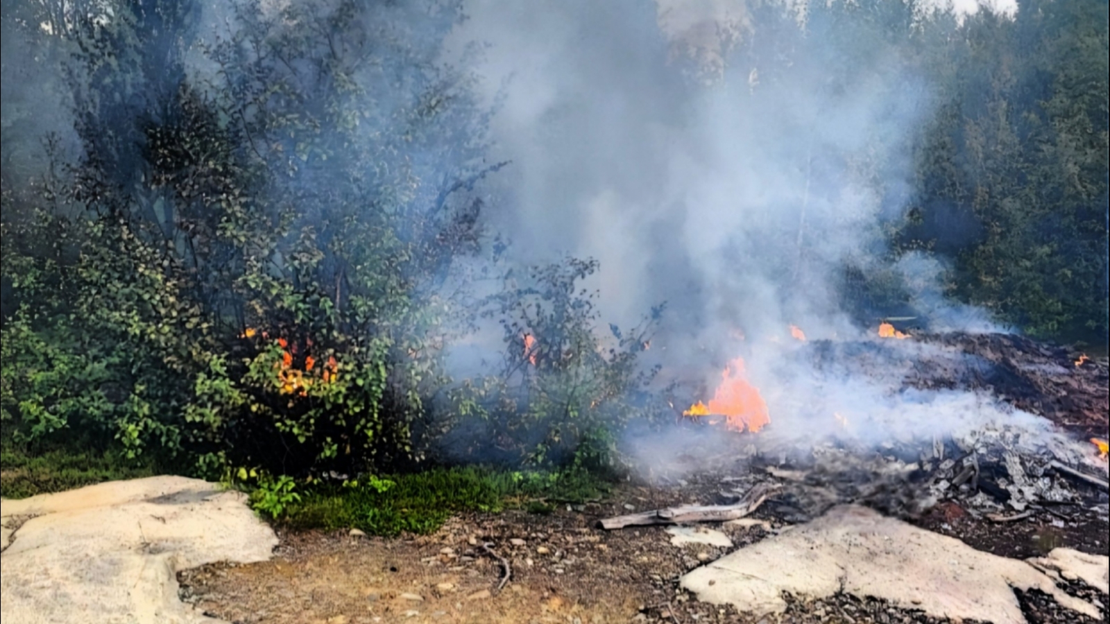 На трассе Заполярный - Сальмиярви более шести часов тушили пожар