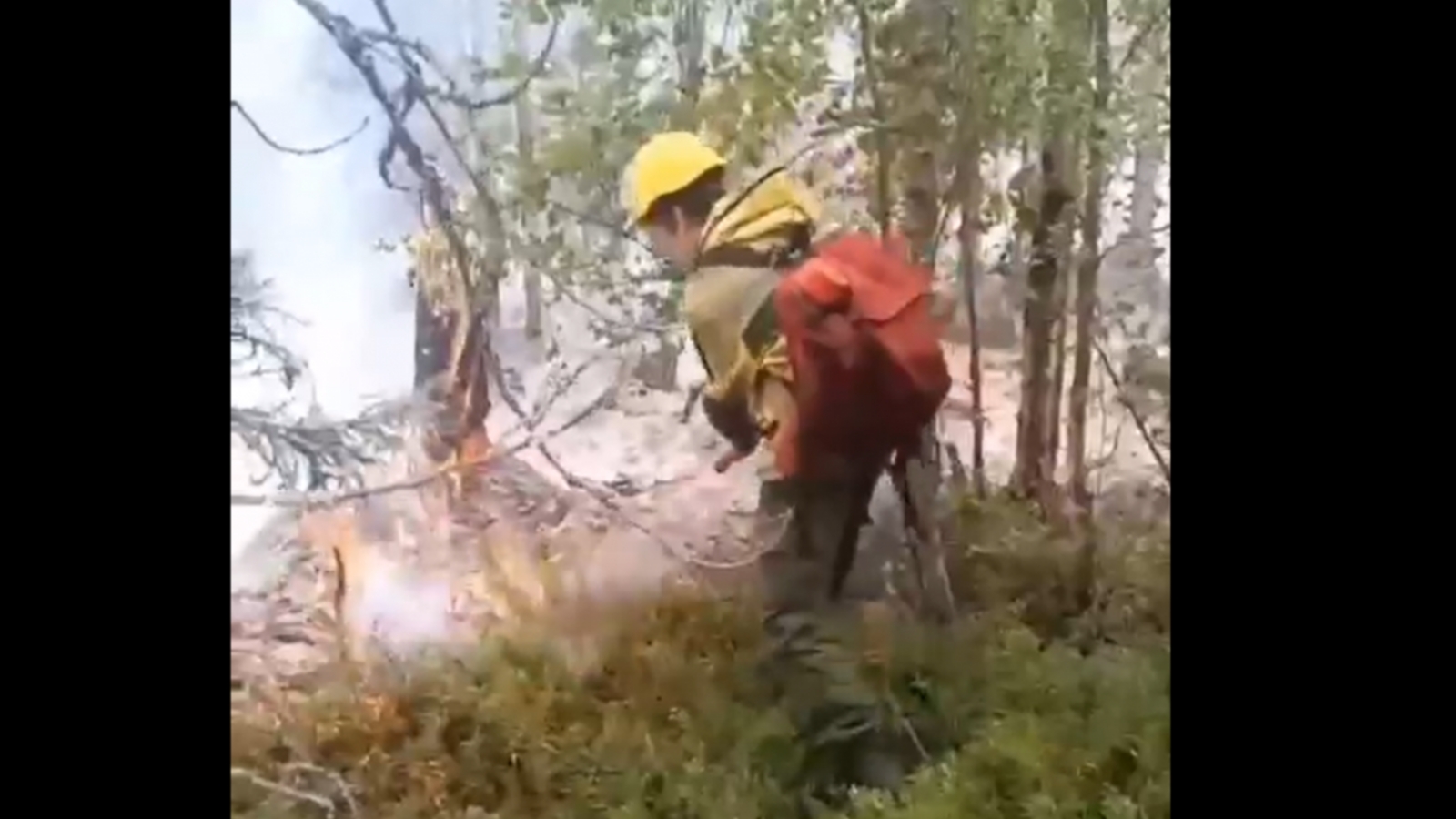 Заполярные спасатели всю ночь тушили пожар на острове [видео]