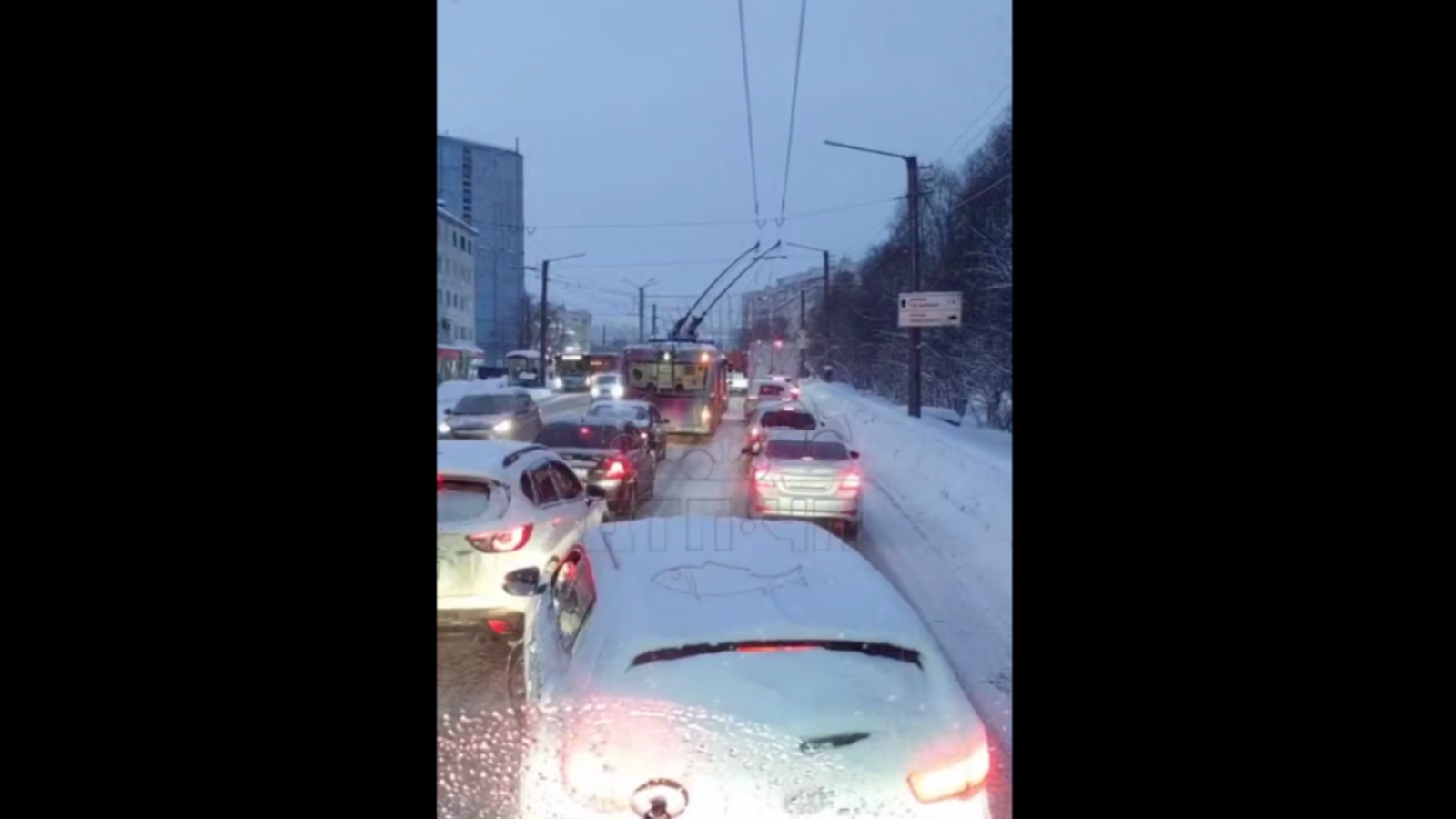 Огромная пробка возникла в Мурманске