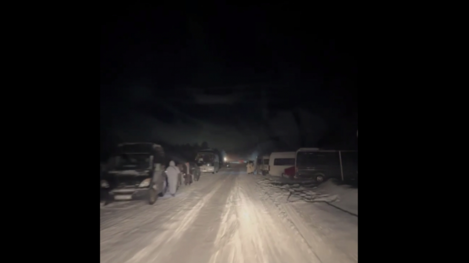 Туристы ловят северное сияние в Заполярье на проезжей части