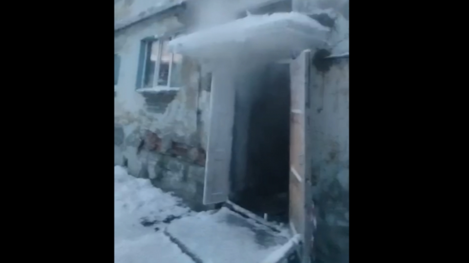 Новогодняя сказка в подъезде на Подстаницкого не радует жильцов [видео]